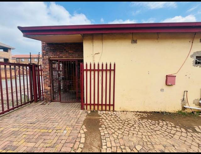 8 BEDROOM HOUSE FOR SALE IN KEMPTON PARK EXT 01